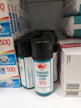 Prag, Çek Cumhuriyeti - 28 Ağustos 2024: ALFA VITA tarafından HYDROGEN PEROXIDE ile birlikte PeroXID VODIKU şişesi, dezenfeksiyon ve yara temizliği için kullanılır.