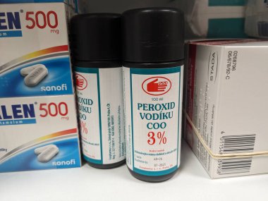 Prag, Çek Cumhuriyeti - 28 Ağustos 2024: ALFA VITA tarafından HYDROGEN PEROXIDE ile birlikte PeroXID VODIKU şişesi, dezenfeksiyon ve yara temizliği için kullanılır.