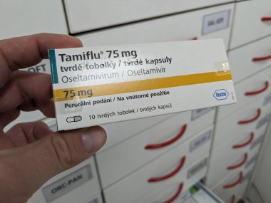 Prag, Çek Cumhuriyeti - 8 Kasım 2024: TAMIFLU ilacı. Tamiflu, aktif madde Oseltamivirum, Oseltamivir, Çek Cumhuriyeti 'nde Roche antivirotik meme. Uyuşturucu paketi.