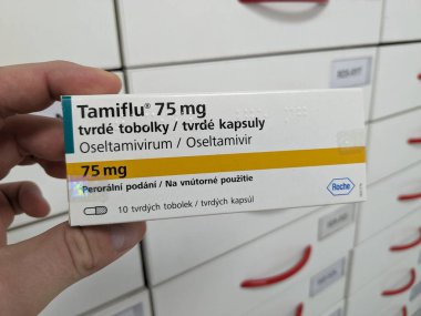 Prag, Çek Cumhuriyeti - 8 Kasım 2024: TAMIFLU ilacı. Tamiflu, aktif madde Oseltamivirum, Oseltamivir, Çek Cumhuriyeti 'nde Roche antivirotik meme. Uyuşturucu paketi.