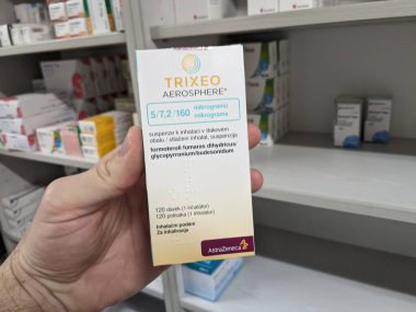 Prag, Çek Cumhuriyeti-8 Ağustos 2024: Kronik obstrüktif akciğer hastalığının tedavisinde kullanılan BÜDESONIDE, FORMOTEROL ve GLYCOPYRONIUM ile trixEO AEROSPhere inhaler