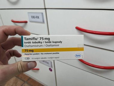 Prag, Çek Cumhuriyeti - 8 Kasım 2024: TAMIFLU ilacı. Tamiflu, aktif madde Oseltamivirum, Oseltamivir, Çek Cumhuriyeti 'nde Roche antivirotik meme. Uyuşturucu paketi.