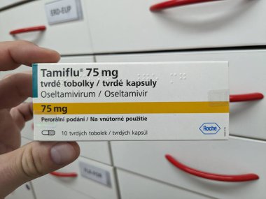 Prag, Çek Cumhuriyeti - 8 Kasım 2024: TAMIFLU ilacı. Tamiflu, aktif madde Oseltamivirum, Oseltamivir, Çek Cumhuriyeti 'nde Roche antivirotik meme. Uyuşturucu paketi.