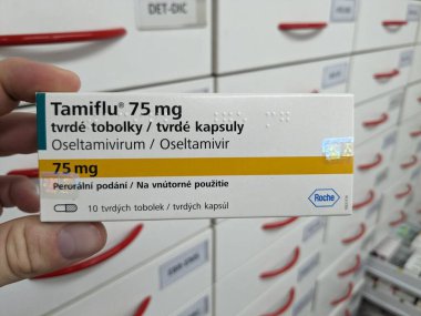 Prag, Çek Cumhuriyeti - 8 Kasım 2024: TAMIFLU ilacı. Tamiflu, aktif madde Oseltamivirum, Oseltamivir, Çek Cumhuriyeti 'nde Roche antivirotik meme. Uyuşturucu paketi.