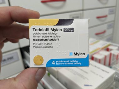 Prag, Çek Cumhuriyeti - SEPTEMBER 13 2024: TADALAFIL MYLAN MYLAN tarafından aktif madde içeren TADALAFIL MYLAN kutusu, ereksiyon bozukluğu ve iyi huylu protez hiperplazma tedavisinde kullanılır.