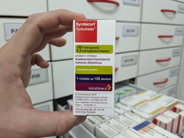 Prag, Çek Cumhuriyeti-8 Kasım 2024: Astım ve COPD 'nin tedavisinde kullanılan BUDESONIDE ve FORMOTEROL aktif maddelerin kullanıldığı SyMBICORT TURBUBUHALER ilaç kutusu.