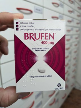 Prag, Çek Cumhuriyeti-8 Kasım 2024: IBUPROFEN içeren VIATRIS, ağrıyı azaltmak, ateşi düşürmek ve iltihabı yönetmek için kullanılan steroidal olmayan bir antienflamatuar ilaçtır.