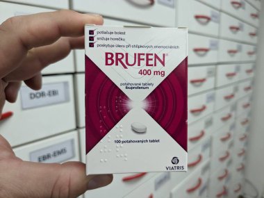 Prag, Çek Cumhuriyeti-8 Kasım 2024: IBUPROFEN içeren VIATRIS, ağrıyı azaltmak, ateşi düşürmek ve iltihabı yönetmek için kullanılan steroidal olmayan bir antienflamatuar ilaçtır.