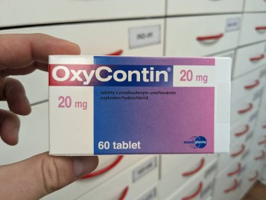 Prag, Çek Cumhuriyeti-8 Kasım 2024: Kronik ağrının tedavisinde kullanılan PURDUE PHARMA tarafından OXYCODone aktif maddeyle birlikte OXYCONTIN ilaç kutusu
