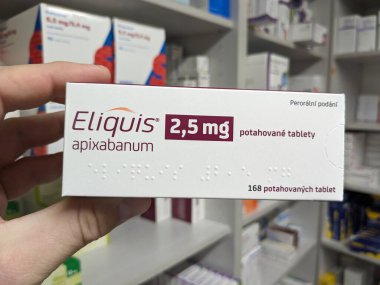 Prag, Çek Cumhuriyeti-14 Ağustos 2024: Bristol-Myers Squibb, BMY tarafından antikoagülan tedavisi ve felç önleme için kullanılan APIXABAN aktif maddesi içeren ELIQUIS tablet kutusu