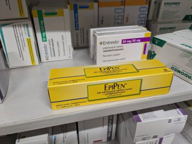 Çek Cumhuriyeti-28 Ağustos 2024: Mylan tarafından anafilaksi, ciddi alerjik reaksiyonlar ve anaflaktik şok tedavisinde kullanılan epinefrin içeren EPIPEN ilaç kutusu.