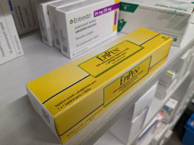 Çek Cumhuriyeti-28 Ağustos 2024: Mylan tarafından anafilaksi, ciddi alerjik reaksiyonlar ve anaflaktik şok tedavisinde kullanılan epinefrin içeren EPIPEN ilaç kutusu.