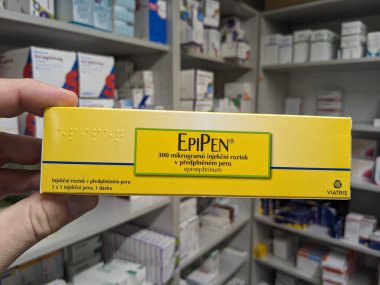 Çek Cumhuriyeti-28 Ağustos 2024: Mylan tarafından anafilaksi, ciddi alerjik reaksiyonlar ve anaflaktik şok tedavisinde kullanılan epinefrin içeren EPIPEN ilaç kutusu.