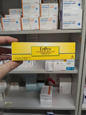 Çek Cumhuriyeti-28 Ağustos 2024: Mylan tarafından anafilaksi, ciddi alerjik reaksiyonlar ve anaflaktik şok tedavisinde kullanılan epinefrin içeren EPIPEN ilaç kutusu.