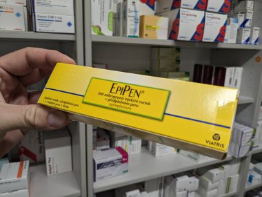 Çek Cumhuriyeti-28 Ağustos 2024: Mylan tarafından anafilaksi, ciddi alerjik reaksiyonlar ve anaflaktik şok tedavisinde kullanılan epinefrin içeren EPIPEN ilaç kutusu.