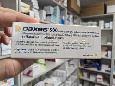 Prag, Çek Cumhuriyeti-10 Ağustos 2024: Kronik obstrüktif akciğer hastalığının (COPD) tedavisinde kullanılan ROFLUMILAST aktif maddesi ile DAXAS ilaç kutusu).