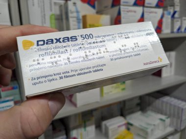 Prag, Çek Cumhuriyeti-10 Ağustos 2024: Kronik obstrüktif akciğer hastalığının (COPD) tedavisinde kullanılan ROFLUMILAST aktif maddesi ile DAXAS ilaç kutusu).