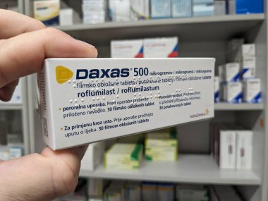 Prag, Çek Cumhuriyeti-10 Ağustos 2024: Kronik obstrüktif akciğer hastalığının (COPD) tedavisinde kullanılan ROFLUMILAST aktif maddesi ile DAXAS ilaç kutusu).