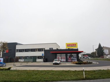 Nymburk, Çek Cumhuriyeti-24 Ağustos 2023: HECHT 'in bahçe inşaatı ve aksesuarları