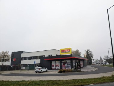 Nymburk, Çek Cumhuriyeti-24 Ağustos 2023: HECHT 'in bahçe inşaatı ve aksesuarları
