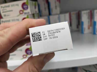 Prag, Çek Cumhuriyeti-2 Ağustos 2024: İlaç kutusunda EVMS QR kodu. Sahte İlaç Talimatları. FMD 'de. Eşsiz bir tanımlayıcı ve ilaç üzerinde bir kurcalama önleyici cihaz. İlaç kutusu ve yakın çekim - makro 