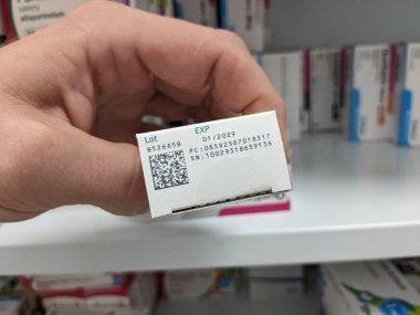 Prag, Çek Cumhuriyeti-2 Ağustos 2024: İlaç kutusunda EVMS QR kodu. Sahte İlaç Talimatları. FMD 'de. Eşsiz bir tanımlayıcı ve ilaç üzerinde bir kurcalama önleyici cihaz. İlaç kutusu ve yakın çekim - makro 