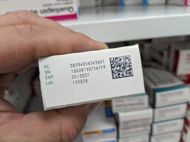 Prag, Çek Cumhuriyeti-2 Ağustos 2024: İlaç kutusunda EVMS QR kodu. Sahte İlaç Talimatları. FMD 'de. Eşsiz bir tanımlayıcı ve ilaç üzerinde bir kurcalama önleyici cihaz. İlaç kutusu ve yakın çekim - makro 
