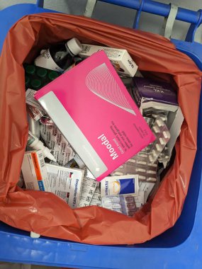 Prag, Çek Cumhuriyeti-27 Ağustos 2024: Uyuşturucuyla israf edilen paketler bazen eczaneye özel çöp kutusuna atılıyor. Kullanılmayan ilaçlar sağlık sistemlerinden büyük paralara mal oluyor