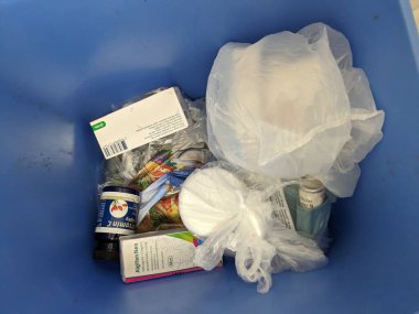 Prag, Çek Cumhuriyeti-27 Ağustos 2024: Uyuşturucuyla israf edilen paketler bazen eczaneye özel çöp kutusuna atılıyor. Kullanılmayan ilaçlar sağlık sistemlerinden büyük paralara mal oluyor