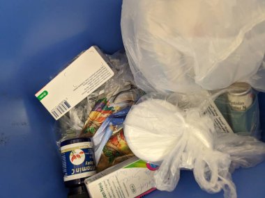 Prag, Çek Cumhuriyeti-27 Ağustos 2024: Uyuşturucuyla israf edilen paketler bazen eczaneye özel çöp kutusuna atılıyor. Kullanılmayan ilaçlar sağlık sistemlerinden büyük paralara mal oluyor