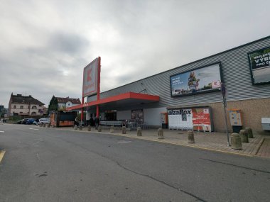 Havlickuv Brod, Çek Cumhuriyeti-NOVEMBER 18: 2024: KAUFLAND 'ın KAUFLAND Alışveriş Merkezi, çok çeşitli perakende mağazaları, bakkallar ve günlük alışveriş ihtiyaçları için hizmetler sunmaktadır.