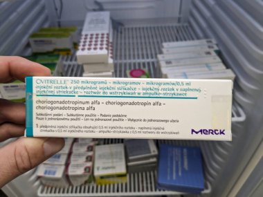 Prag, Çek Cumhuriyeti - 10 Temmuz 2024: Merck Serono tarafından kullanılan koriyogonadotropin alfa içeren Ovitrelle kutusu, kısırlık tedavisinde ve kadınlarda yumurtlamayı tetiklemek için kullanıldı