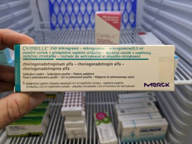 Prag, Çek Cumhuriyeti - 10 Temmuz 2024: Merck Serono tarafından kullanılan koriyogonadotropin alfa içeren Ovitrelle kutusu, kısırlık tedavisinde ve kadınlarda yumurtlamayı tetiklemek için kullanıldı