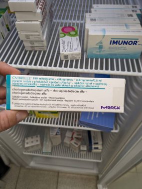 Prag, Çek Cumhuriyeti - 10 Temmuz 2024: Merck Serono tarafından kullanılan koriyogonadotropin alfa içeren Ovitrelle kutusu, kısırlık tedavisinde ve kadınlarda yumurtlamayı tetiklemek için kullanıldı