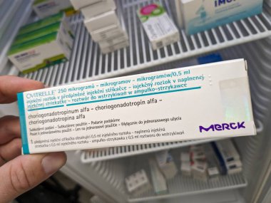Prag, Çek Cumhuriyeti - 10 Temmuz 2024: Merck Serono tarafından kullanılan koriyogonadotropin alfa içeren Ovitrelle kutusu, kısırlık tedavisinde ve kadınlarda yumurtlamayı tetiklemek için kullanıldı