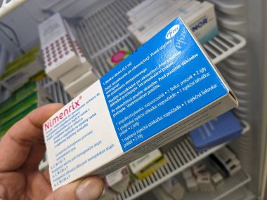 Prag, Çek Cumhuriyeti - 28 Ağustos 2024: PFIZER tarafından meningokoksik aşının önlenmesinde kullanılan NIMENRIX kutusu.