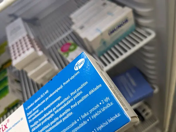 Prag, Çek Cumhuriyeti - 28 Ağustos 2024: PFIZER tarafından meningokoksik aşının önlenmesinde kullanılan NIMENRIX kutusu.