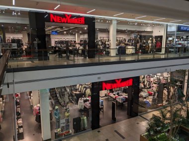 Prag, Çek Cumhuriyeti-30 Temmuz 2023: New Yorker moda perakende mağazası Brno iş ve alışveriş merkezi Bohunice Meydanı