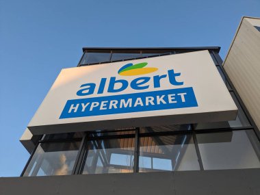 Prag, Çek Cumhuriyeti - 13 Eylül 2024: ALBERT 'in ALBERT süpermarketi, günlük alışverişler için geniş bir market, taze ürün ve ev eşyaları seçimi sunuyor.