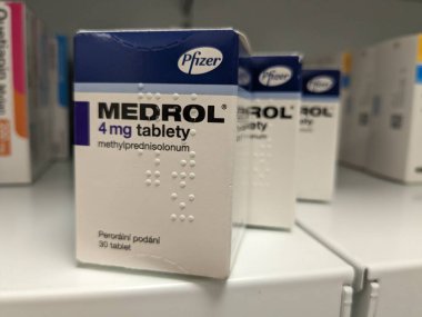 Prag, Çek Cumhuriyeti-2 Eylül 2024: MEDROL tabletleri ve PFIZER tarafından aktif madde, iltihap ve otoimmün hastalıklar için kullanılır.