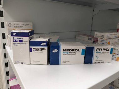 Prag, Çek Cumhuriyeti-2 Eylül 2024: MEDROL tabletleri ve PFIZER tarafından aktif madde, iltihap ve otoimmün hastalıklar için kullanılır.