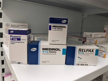 Prag, Çek Cumhuriyeti-2 Eylül 2024: MEDROL tabletleri ve PFIZER tarafından aktif madde, iltihap ve otoimmün hastalıklar için kullanılır.