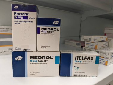 Prag, Çek Cumhuriyeti-2 Eylül 2024: MEDROL tabletleri ve PFIZER tarafından aktif madde, iltihap ve otoimmün hastalıklar için kullanılır.