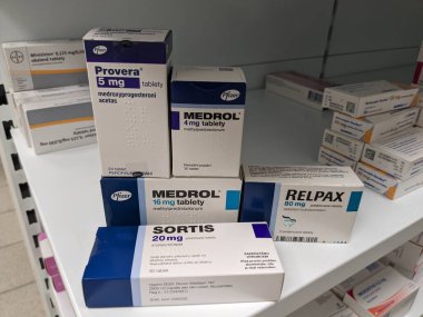 Prag, Çek Cumhuriyeti-2 Eylül 2024: MEDROL tabletleri ve PFIZER tarafından aktif madde, iltihap ve otoimmün hastalıklar için kullanılır.