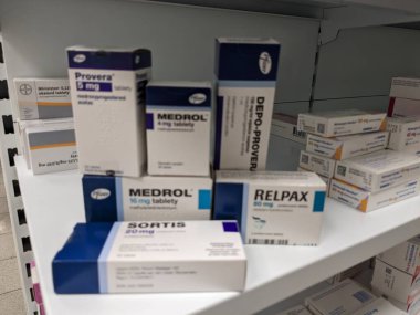 Prag, Çek Cumhuriyeti-9 Ekim 2024: MEDROXYPROGESTERON ACETATE içeren PROVERA regl bozukluklarını, endometriyozisi ve doğum kontrolü sağlamada kullanılan hormonal bir ilaçtır.