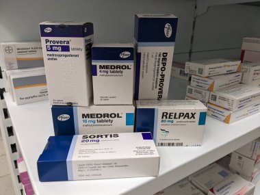 Prag, Çek Cumhuriyeti - 10 Temmuz 2024: PFIZER tarafından ATORVASTATIN aktif maddesi içeren SORTIS ilaç kutusu, hiperlipidemi ve kardiyovasküler hastalıkların önlenmesi için kullanılır.