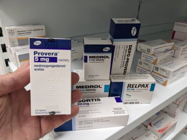 Prag, Çek Cumhuriyeti-9 Ekim 2024: MEDROXYPROGESTERON ACETATE içeren PROVERA regl bozukluklarını, endometriyozisi ve doğum kontrolü sağlamada kullanılan hormonal bir ilaçtır.