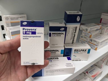 Prag, Çek Cumhuriyeti-9 Ekim 2024: MEDROXYPROGESTERON ACETATE içeren PROVERA regl bozukluklarını, endometriyozisi ve doğum kontrolü sağlamada kullanılan hormonal bir ilaçtır.