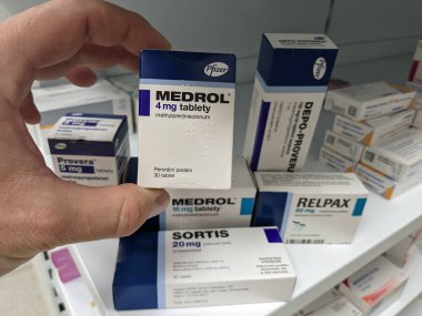 Prag, Çek Cumhuriyeti-2 Eylül 2024: MEDROL tabletleri ve PFIZER tarafından aktif madde, iltihap ve otoimmün hastalıklar için kullanılır.