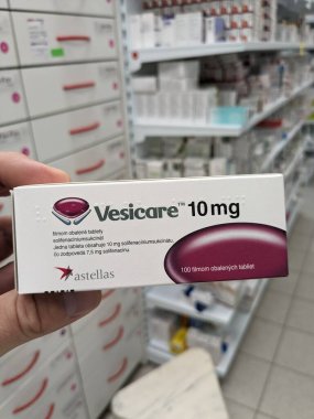 Prag, Çek Cumhuriyeti-9 Ekim 2024: ASTELLAS tarafından Vesicare, idrar kesesi kaslarını gevşetmek suretiyle idrar ve sıklık gibi aşırı aktif mesane semptomlarının tedavisinde kullanılan SOLIFENACIN içerir..